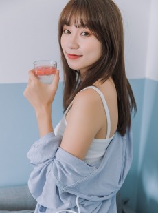 娇软妹妹香肩吊带极品写真