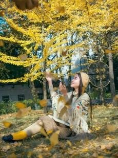冬季少女银杏林里唯美写真摄影