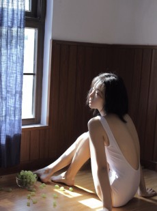 翘臀美眉身高腿长窈窕性感图片