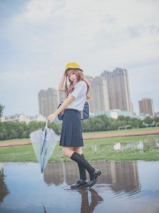 小黄帽女孩户外校园制服白嫩清纯甜美可爱写真