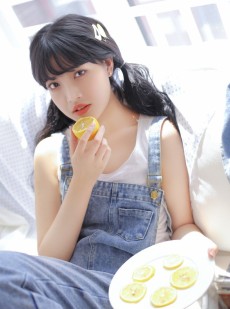 双马尾少女牛仔背带裤居家写真