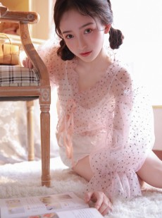 粉嫩小女生半透明蕾丝装明媚写真