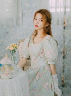 金发少女红唇雪肤美丽动人写真