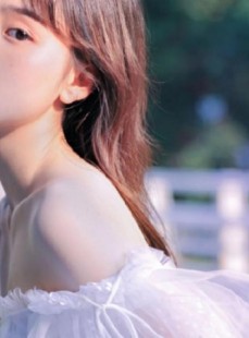 治愈系美女一字肩白裙户外写真