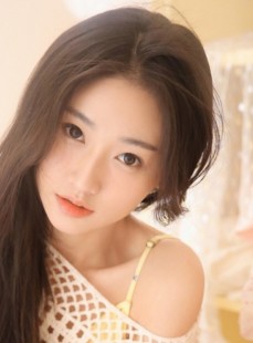 可爱美少女眉清目秀飘逸长发吊带香肩超高清美女图片