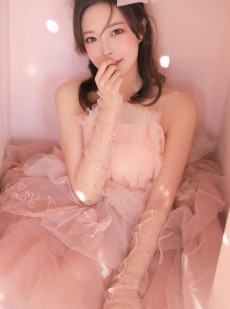 元气少女粉色纱裙香肩锁骨写真