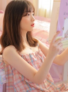 素颜美女吊带睡裙慵懒随性写真