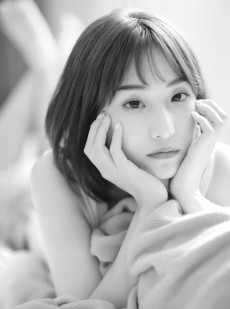 短发美女吊带香肩室内个人写真