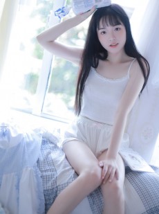 美女吊带热裤丰满白皙艺术照