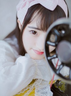 齐刘海萌妹子乖巧文静居家写真