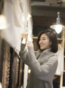 小清新短发美女治愈系笑容写真