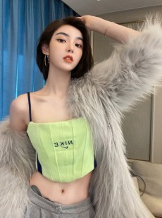 短发美女御姐纤细蛮腰私房写真